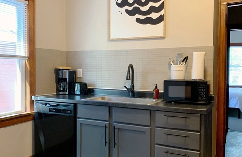 Victory Apartment | Peaceful Cozy 2bd Apartment in Convenient Location for Monthly+ Stays