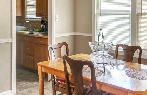 Groves House | Peaceful Cozy 2BR Home w/Parking & W/D Groves TX