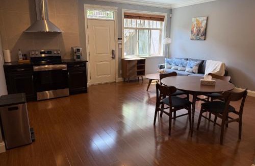 West Side House | Peaceful & Cozy Home with 3 rooms, 2 SHARED Bathrooms and SHARED Common Space