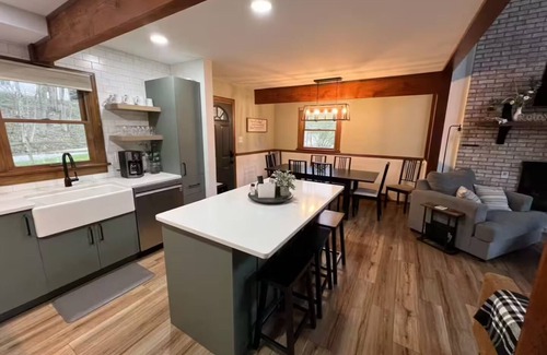 Boswell Ski Chalet | Peaceful Cozy Lakefront Chalet in Laurel Highlands with Private Dock