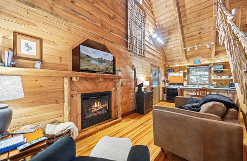 Dahlonega Cabin | Peaceful Creekside Cabin in Dahlonega, GA *NEW HOT TUB!*