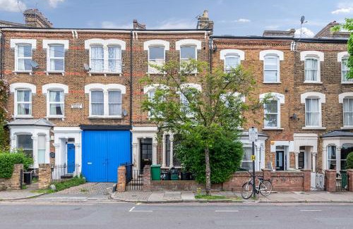 Tollington Apartment | Peaceful Crouch Hill Flat by MoreThanStays