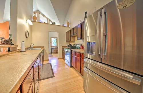 Carbondale House | Peaceful Custom Carbondale Home w/Pool, Near SIU!