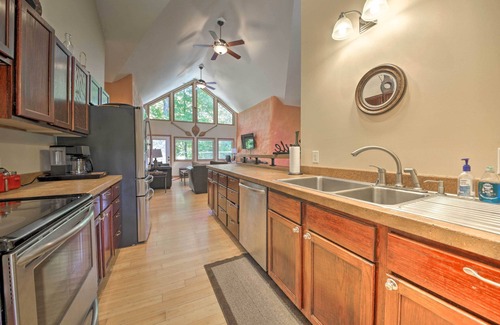 Carbondale House | Peaceful Custom Carbondale Home w/Pool, Near SIU!