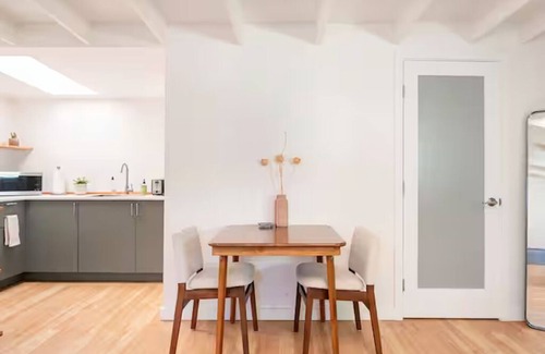 Ingleside House | Peaceful Detached Guesthouse with King Bed