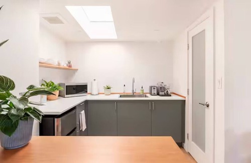Ingleside House | Peaceful Detached Guesthouse with King Bed