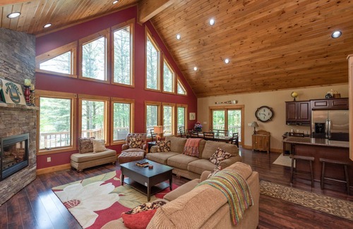 North Glade Hills House | Peaceful Easy Feelin': Lakefront, Dock, Pool Table, Horseshoes!
