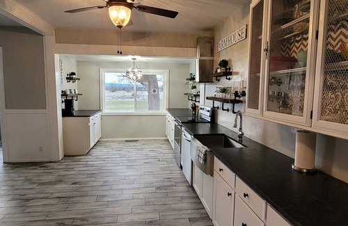 Maupin House | Peaceful Elegance in the country near the Deschutes River