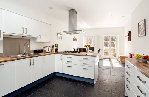 Winchester House | Peaceful elevated residential area - 10 minute walk to city centre