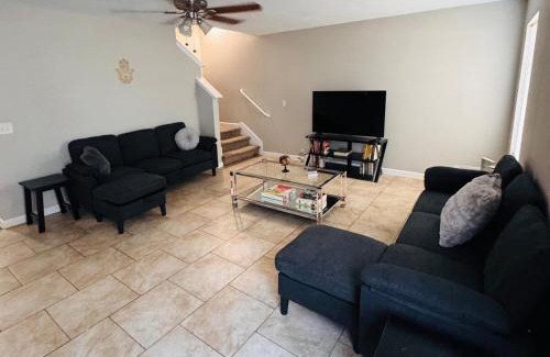 Houston House | Peaceful Entire Home 15 Mn IAH, 25 Mn frm Downtown