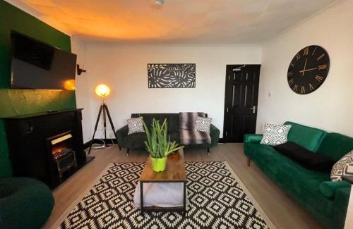 Westcliff-on-Sea Apartment | PEACEFUL entire property with luxury jacuzzi pool