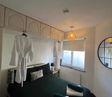 Westcliff-on-Sea Apartment | PEACEFUL entire property with luxury jacuzzi pool