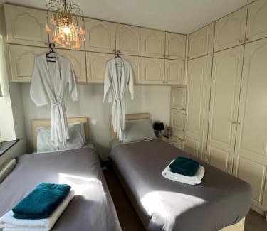Westcliff-on-Sea Apartment | PEACEFUL entire property with luxury jacuzzi pool