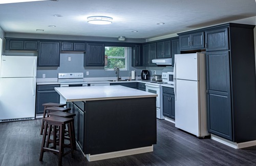 Widnoon Cabin | Peaceful Escape Ben Franklin Range 4-bedroom lodge in Kittanning, PA. Book now