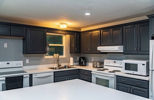 Widnoon Cabin | Peaceful Escape Ben Franklin Range 4-bedroom lodge in Kittanning, PA. Book now