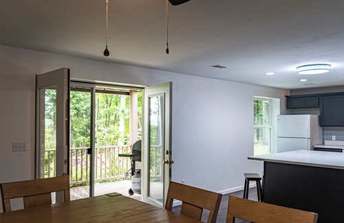 Widnoon Cabin | Peaceful Escape Ben Franklin Range 4-bedroom lodge in Kittanning, PA. Book now