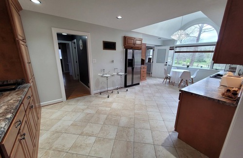 Fairdale House | PEACEFUL FAIRDALE COUNTRY HOME. Sleeps 15 people. Poker house on a backyard