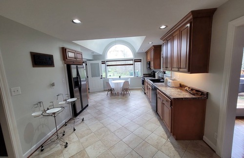 Fairdale House | PEACEFUL FAIRDALE COUNTRY HOME. Sleeps 15 people. Poker house on a backyard