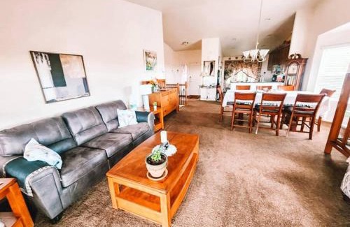 Elbert House | Peaceful Falcon Hot Tub Pet Friendly 3 King Beds
