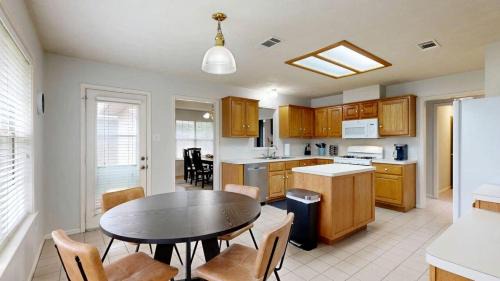Glenhaven House | Peaceful Family-Friendly Retreat with Large Backyard Near Texas A&M in Dr. College Station, Texas