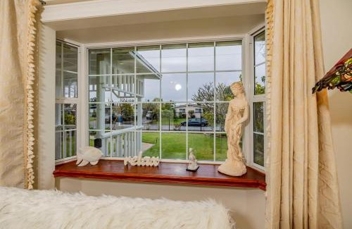 Glendora House | Peaceful Family Home with 3 Bedrooms and 2 Bathrooms