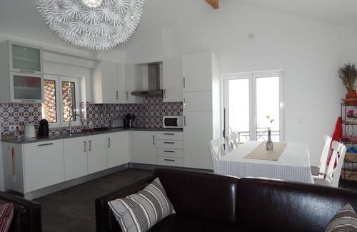Mouraria Cottage | Peaceful family retreat by the pool, only minutes away from the beach