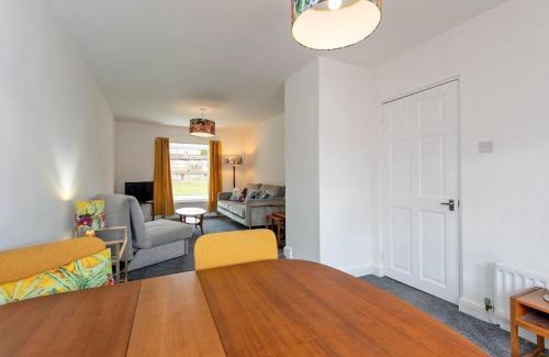 Newton Aycliffe House | Peaceful Family & Workers Home Near Train Station