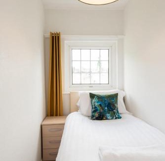 Newton Aycliffe House | Peaceful Family & Workers Home Near Train Station