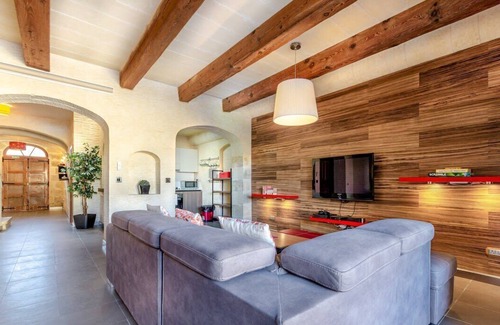 Ggantija Villa | Peaceful Farmhouse Retreat with Pool & Sun Lounger