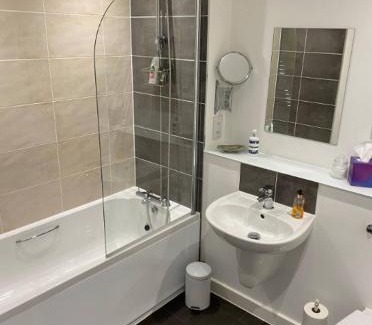 Winchester Apartment | Peaceful flat five minute stroll to beach