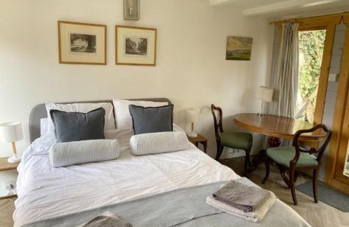 Winchester Apartment | Peaceful flat five minute stroll to beach
