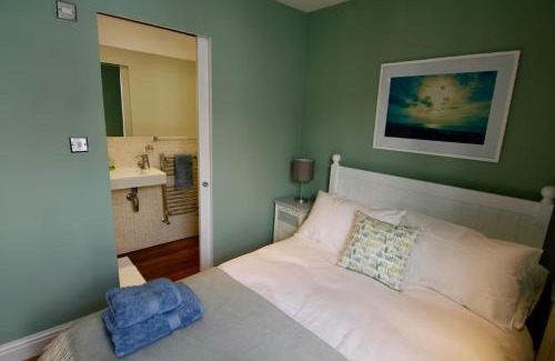 Winchester Apartment | Peaceful flat five minute stroll to beach