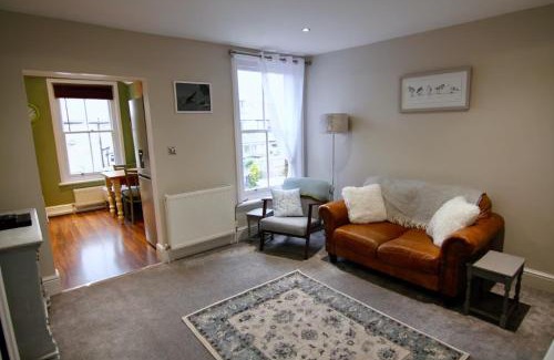 Winchester Apartment | Peaceful flat five minute stroll to beach