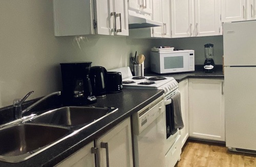 Leslieville Apartment | Peaceful garden apartment in the heart of Leslieville/Danforth, fully equipped