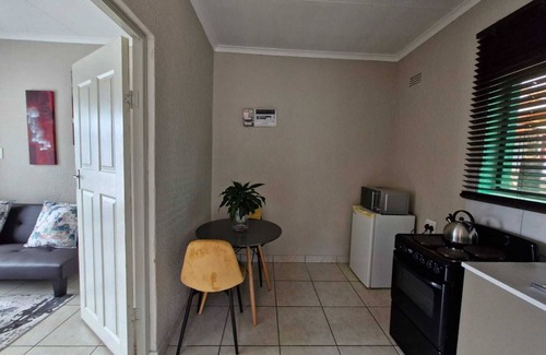 Kempton Park Cottage | Peaceful garden cottage close to OR Tambo international airport