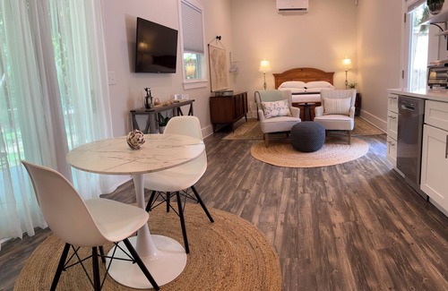West Ashley Cottage | Peaceful Garden Cottage Retreat!