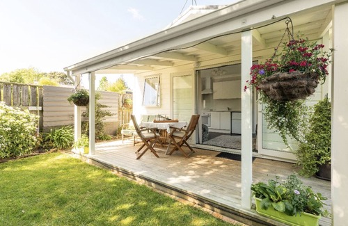 Carterton Cottage | Peaceful garden setting, boutique style cottage, full kitchen, sep bedroom.