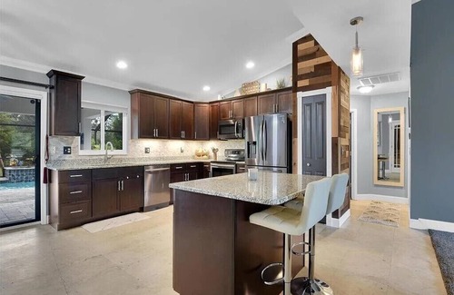 Parkdale House | Peaceful Getaway 3-bedroom with chef's kitchen, heated pool and hot tub