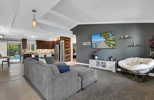 Parkdale House | Peaceful Getaway 3-bedroom with chef's kitchen, heated pool and hot tub