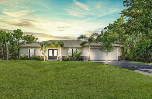 Parkdale House | Peaceful Getaway 3-bedroom with chef's kitchen, heated pool and hot tub