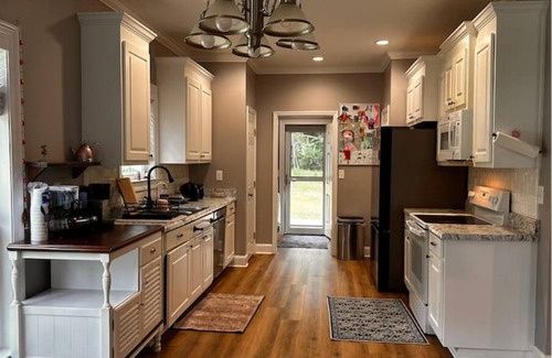 Leesburg House | Peaceful Getaway Home
