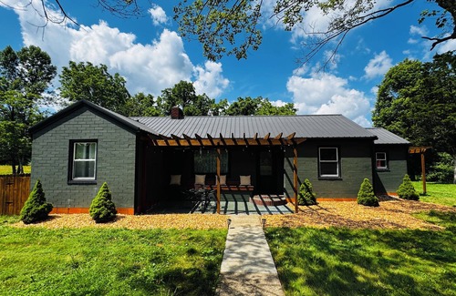 Bartlett Cottage | Peaceful Getaway: Hot Tub, Trails, Fenced yard, Kid & Dog friendly