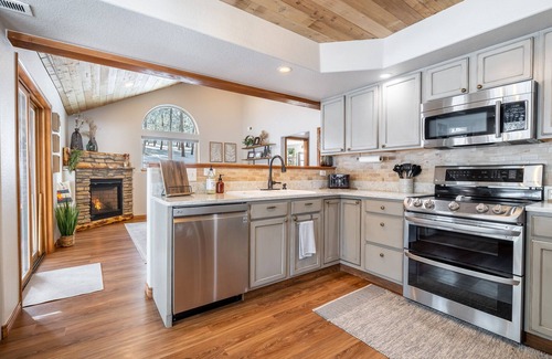 Bailey Cabin | Peaceful getaway in the woods with fully fenced yard- Pet friendly!