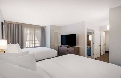 Lone Tree Hotel | Peaceful Getaway with Ample Space and Living Area | 2 Family Ready Suites