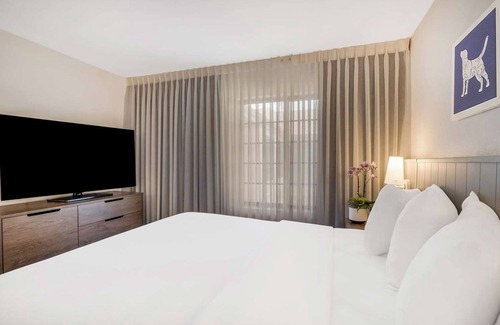 Lone Tree Hotel | Peaceful Getaway with Ample Space and Living Area | 2 Family Ready Suites