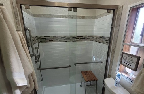 Allison Apartment | Peaceful Guest Suite Amongst The Tall Pines! Gaze at the stars from the hot tub!
