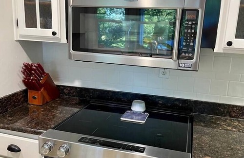 Radcliff House | Peaceful Haven ~ 4 BR, 5 Beds/5 TVs ~ Pet friendly