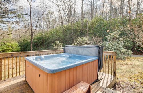 Hendersonville House | Peaceful Hendersonville Cabin - Hot Tub and Fire Pit
