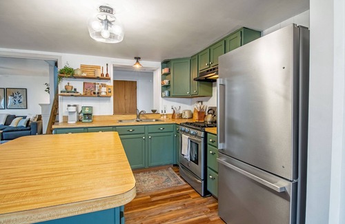 Hood House | Peaceful Hideaway Near Shenandoah Pet Friendly