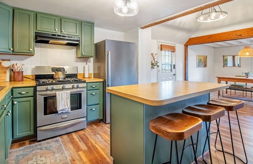 Hood House | Peaceful Hideaway Near Shenandoah Pet Friendly